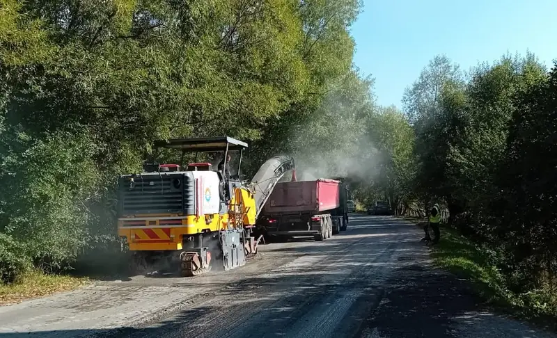 Aszfaltmarás: marógép a felmart anyagot teherautóba rakja