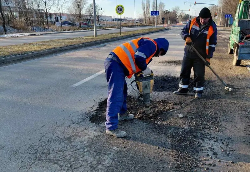Kátyú kibontása bontókalapáccsal városi úton, javítás előtt