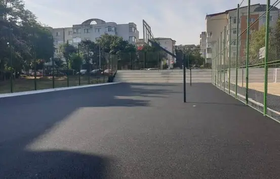 Aszfaltburkolatú kosárlabdapálya lakóépületek között